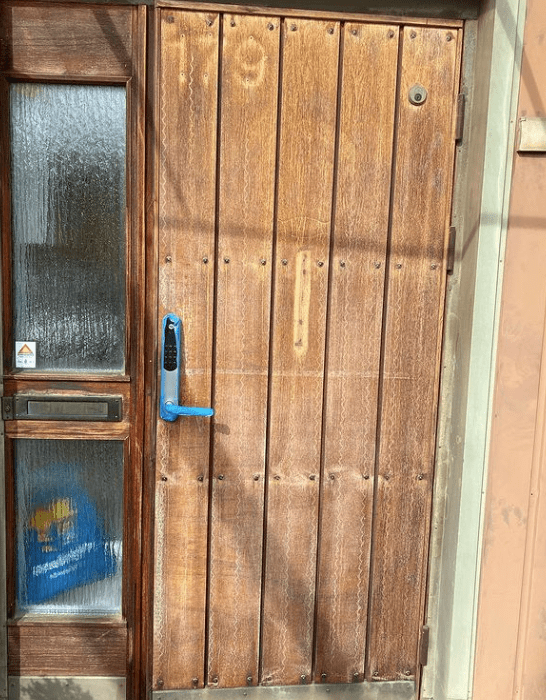 Förebild - dörrmålning i Bromma