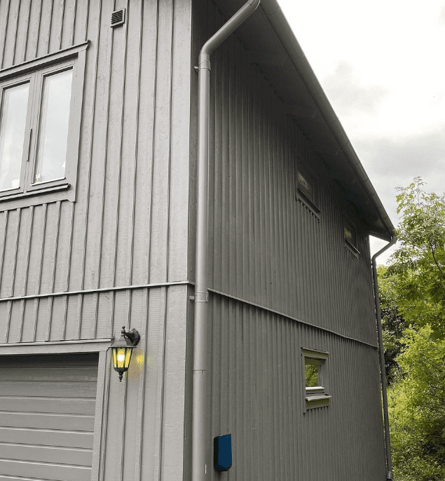 Målad villa i Svart färg i Huddinge från höger